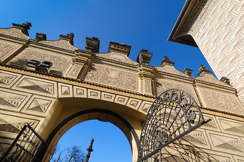 Das Prager Burgviertel mit Karlsbruecke waehrend der blauen Stunde