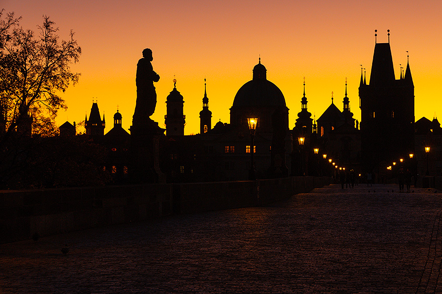 Fotokurse auf der Karlsbruecke in Prag bei Sonnenaufgang