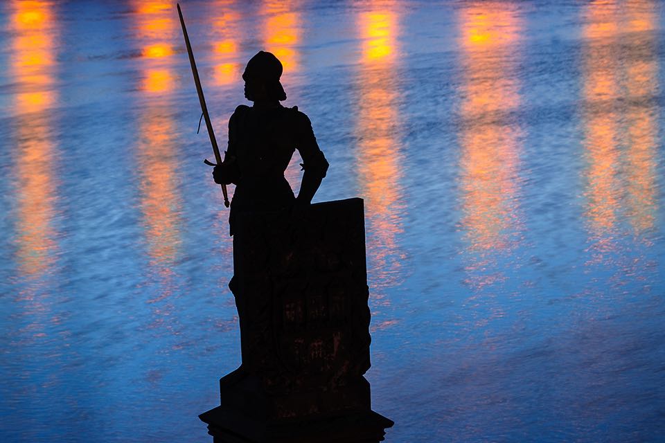 Statue auf der Karlsbruecke in Prag