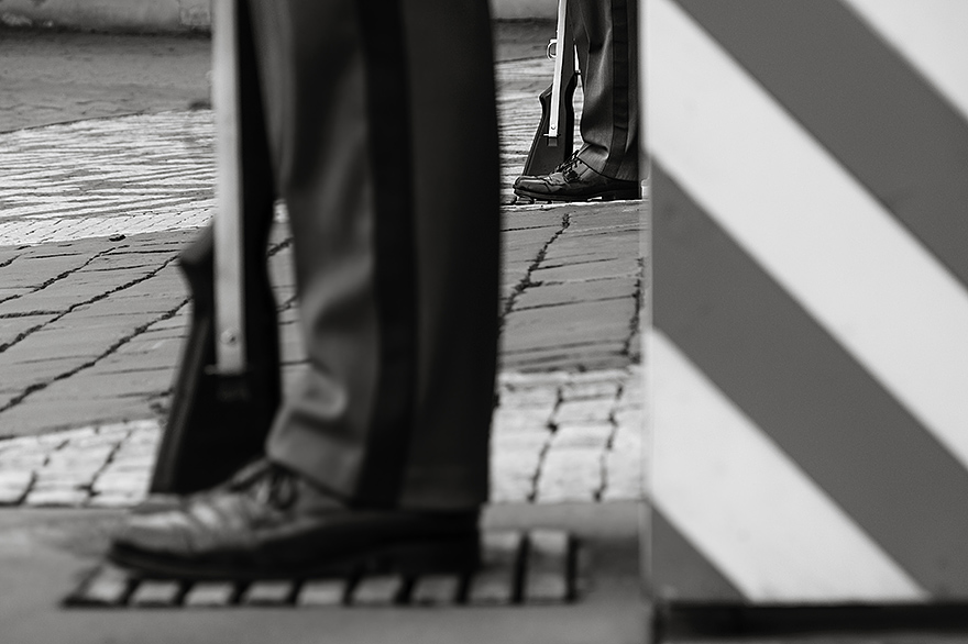 Schuhe und Waffen der Wachen in Prag