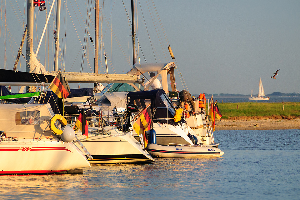 Sonnenuntergang mit ankernden Segelbooten im Hafen