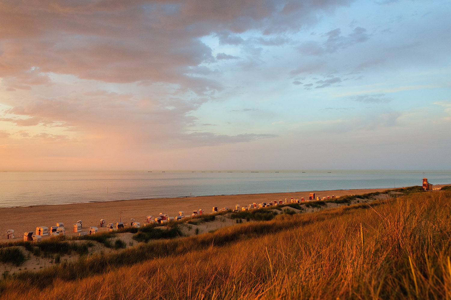 Strandfoto auf der Nordseeinsel mit atemberaubenden Wolken vor einem Gewitter