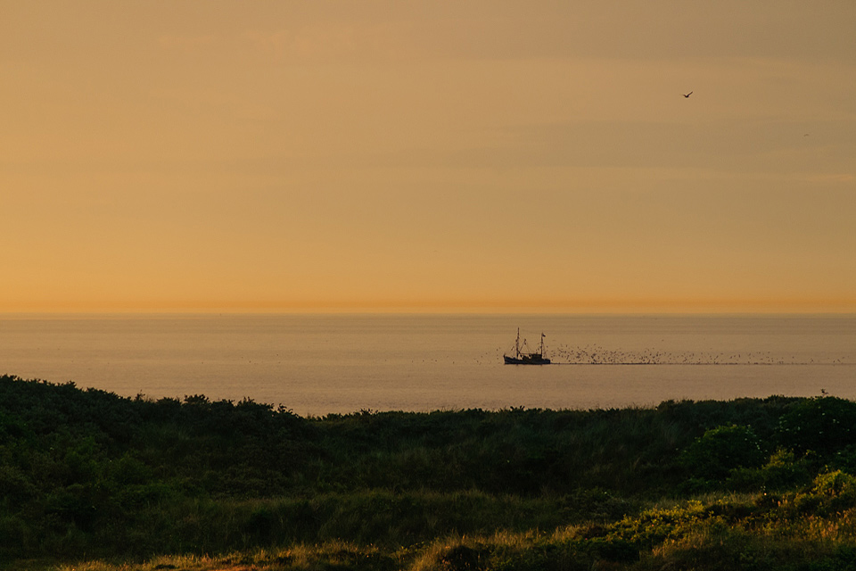 Fischerboot auf der Nordsee waehrend der Pfingstfotoreise