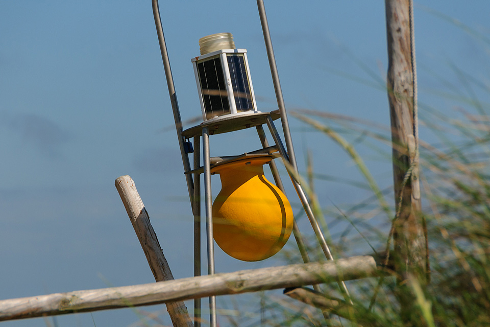 Boje eines Plattensegelbootes auf der Nordsee