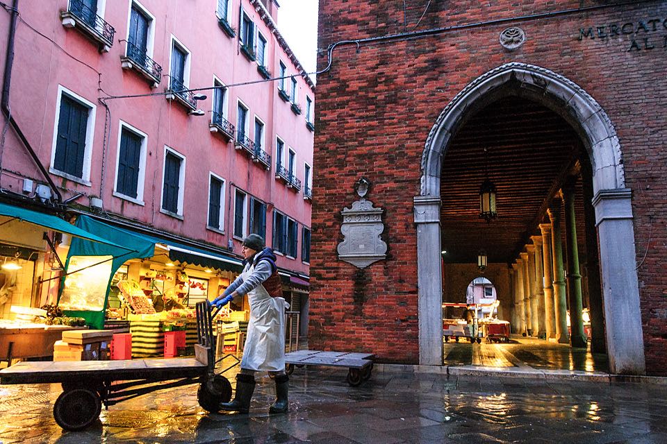 Das Treiben vor der Fischmarkthalle in Venedig