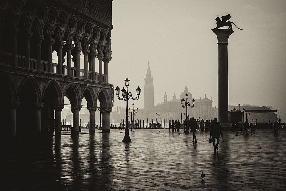 Schwarz Weiss Fotografie auf dem Markusplatz in Venedig