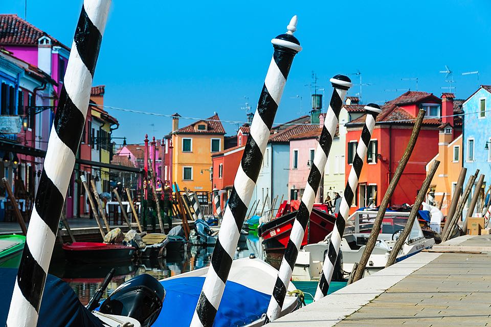 gestreifte Pfaehle als Bootsanleger in Burano