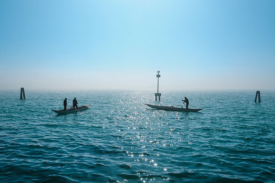 Gondeln in der Lagune von Venedig