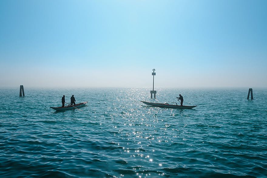 Gondeln in der Lagune von Venedig