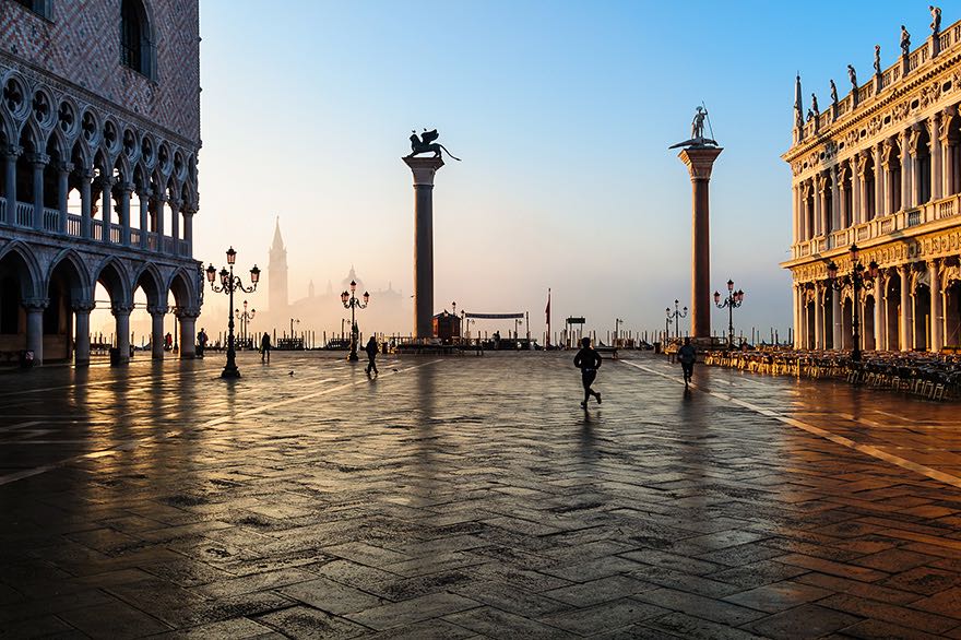 Sonnenaufgang auf dem Markusplatz in Venedig