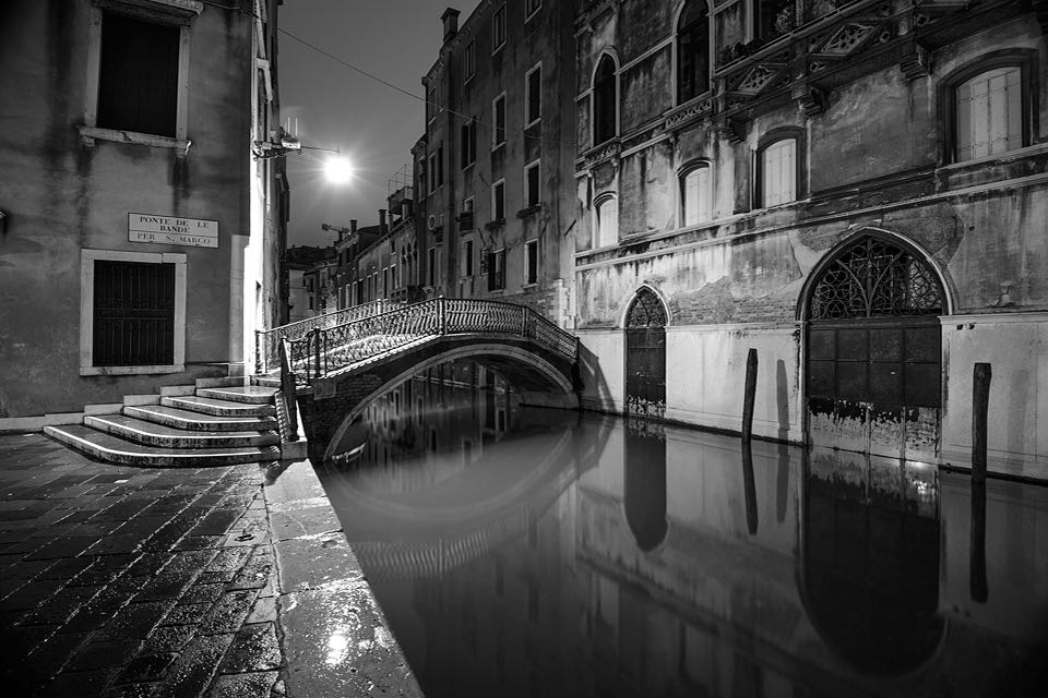 Schwarz Weiss Foto Bruecke De Le Bande in Venedig