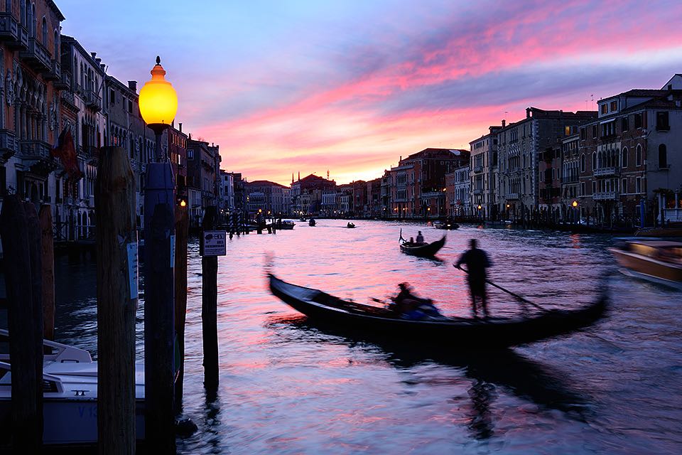 Gondel im Sonnenuntergang in Venedig